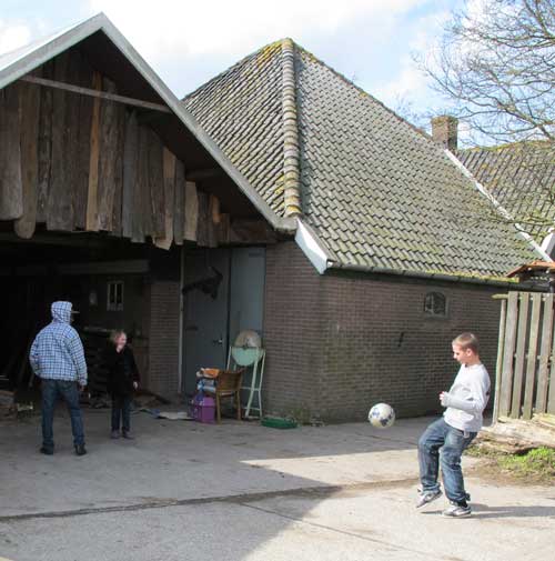 voetballen voor de schuur